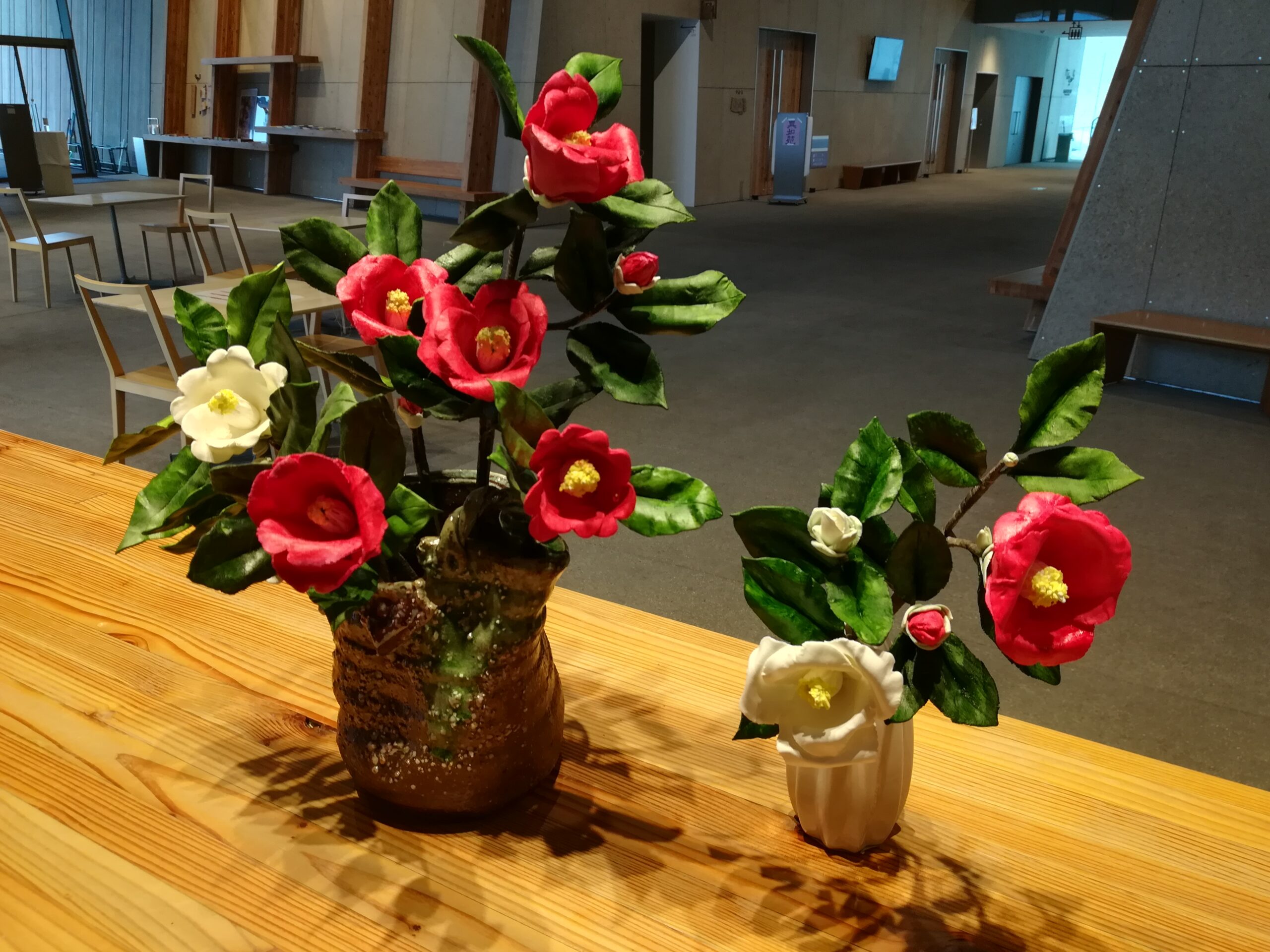 真冬に映える鮮やかな花々 – 飯山市文化交流館なちゅら